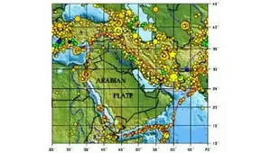 Lempeng Arab (ditandai dengan garis merah pada peta) terus bergerak ke utara, bertumbukan dengan Lempeng Eurasia dan menyebabkan aktivitas seismik tinggi di wilayah perbatasan. (archive.org)