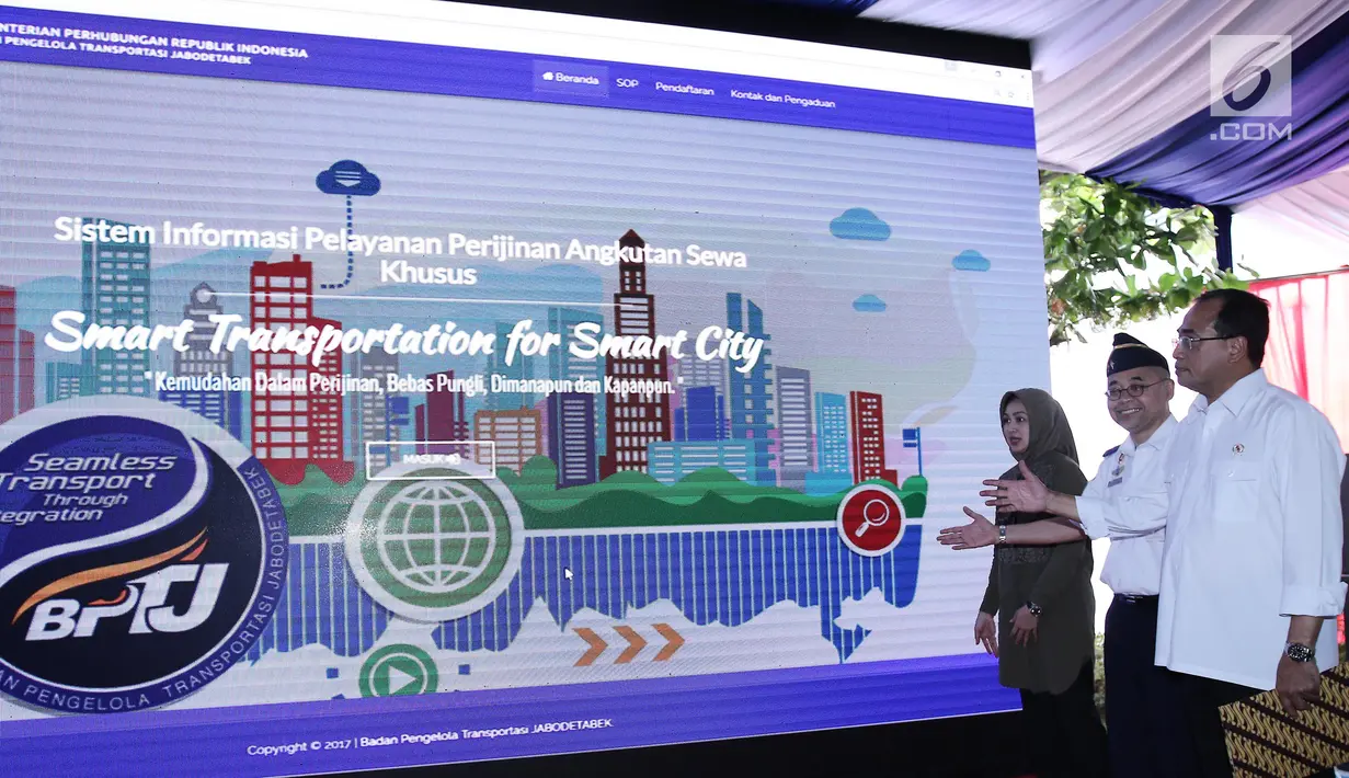 Menhub Budi Karya Sumadi (kanan) didampingi Plt Kepala (BPTJ) Bambang Prihartono (tengah) dan Walikota Tangsel Airin Rachmi Diani (kiri) saat peluncuran sistem perizinan angkutan sewa khusus berbasis daring di Jakarta (16/7).(Liputan6.com/Herman Zakharia)