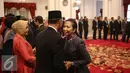 Menteri BUMN, Rini Soemarno memberi selamat kepada Menkopolhukam, Wiranto usai acara pelantikan di Istana Negara, Rabu (27/7). Wiranto menggantikan Luhut Panjaitan dalam Reshuffle Kabinet jilid II. (Liputan6.com/Faizal Fanani)