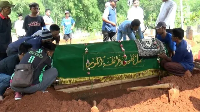 Dua orang warga Ciputat, Tangerang Selatan, tewas, diduga usai menenggak minuman keras oplosan. Jenazah korban langsung dimakamkan di dua tempat berbeda di wilayah Kampung Sawah.