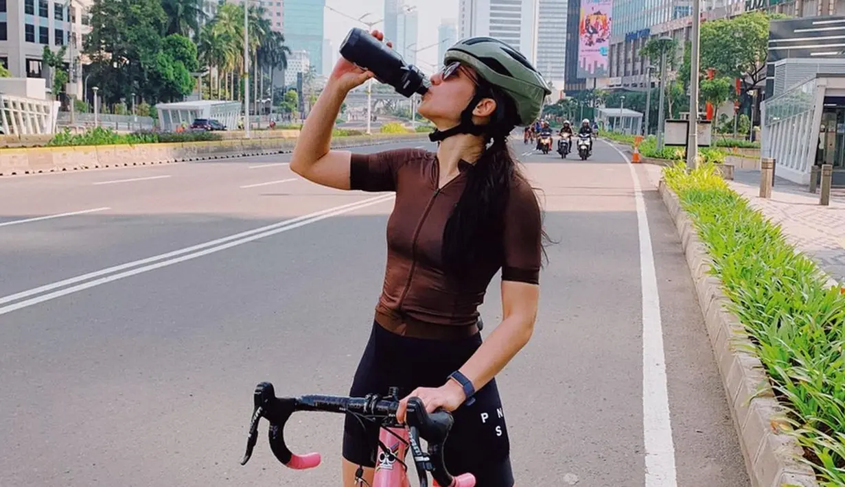 <p>Beberapa momen candid pun juga diabadikan Pevita Pearce seperti minum usai bersepeda. Rasa capek pun terbayar tuntas dengan olahraga bersepeda saat pagi hari. Momen Pevita berolahraga ini menjadi bukti bahwa Pevita memang sangat memperhatikan kebugaran tubuh. (Liputan6.com/IG/@pevpearce)</p>
