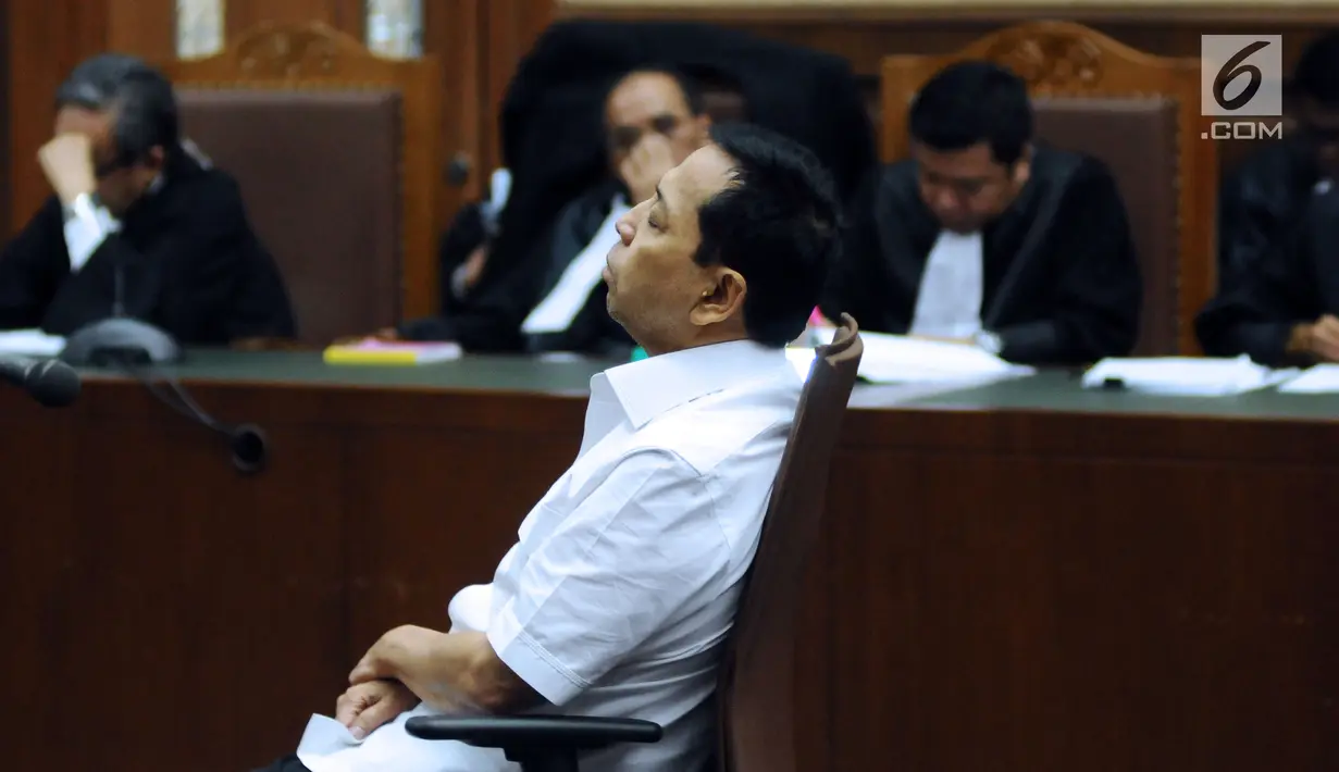 Terdakwa korupsi proyek E-KTP Setya Novanto memejamkan mata saat mengikuti sidang perdana di Pengadilan Tipikor, Jakarta, Rabu (13/12). Sidang mendengarkan pembacaan dakwaan oleh JPU KPK setelah mengalami skors. (Liputan6.com/Helmi Fithriansyah)