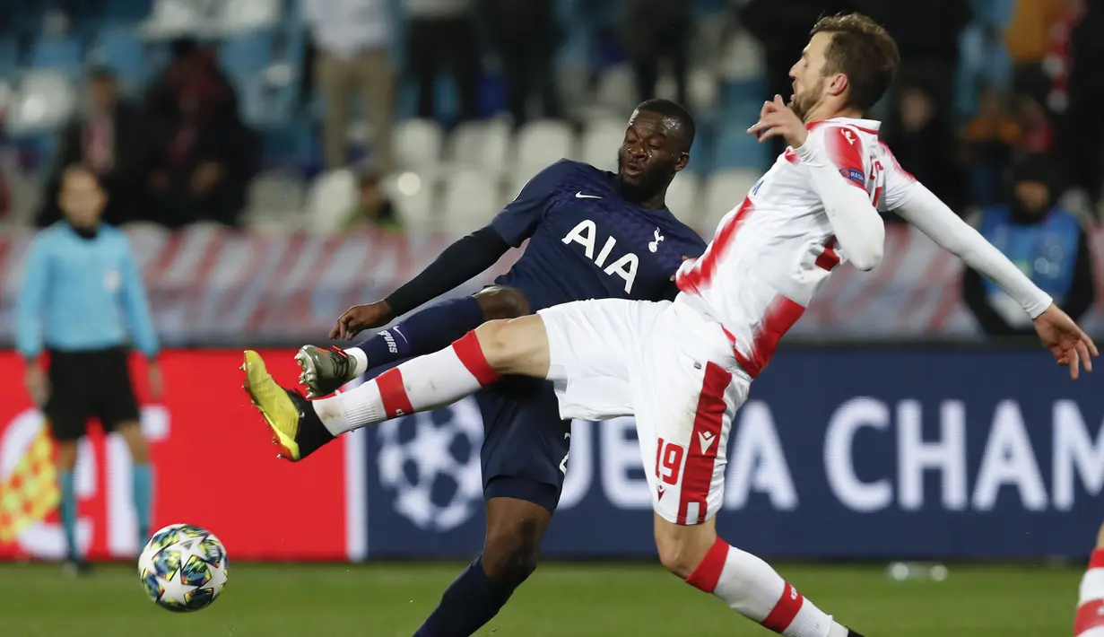 Bek Tottenham Hotspur, Tanguy Ndombele berebut bola dengan Red Star Belgrade, Nemanja Milunovic pada pertandingan Grup B Liga Champions di Rajko Mitic Stadium, Serbia (6/11/2019). Tottenham menang telak 4-0 atas Red Star. (AP Photo/Darko Vojinovic)