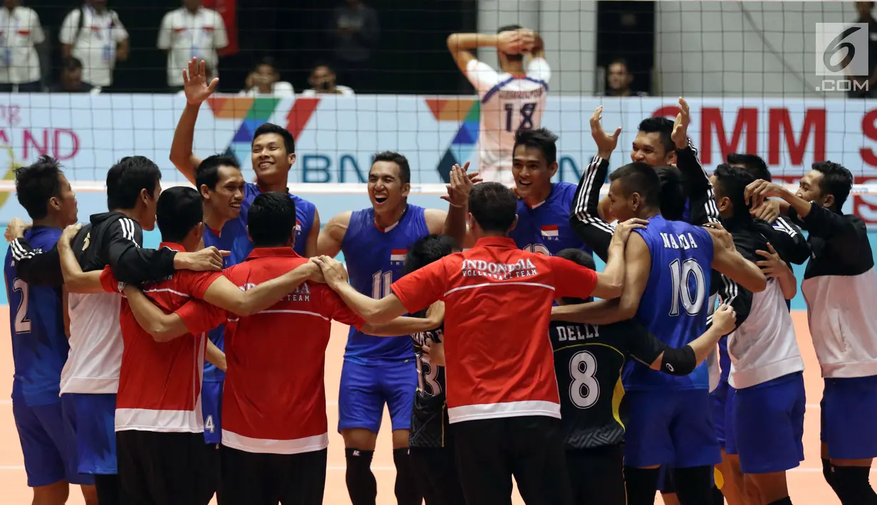 Pemain Timnas voli putra Indonesia merayakan kemenangan atas Iran di Perempat Final Kejuaraan Voli Asia 2017 di GOR Tri Dharma, Gresik, Minggu (30/7). Indonesia menang 3-2 (18-25, 18-25, 25-23, 25-24, 15-11). (Liputan6.com/Helmi Fithriansyah)