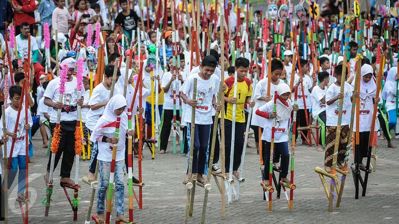 20161008-Ribuan Anak Ramaikan Pecahkan Rekor Egrang Dunia-Jakarta