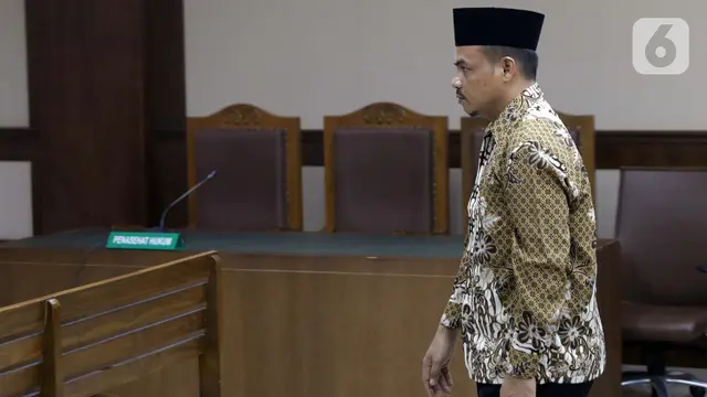 Dugaan Suap Gubernur Kepri, Abu Bakar Jalani Sidang Dakwaan