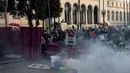 Kedatangan Garda Nasional terjadi setelah dua hari protes yang dimulai pada Jumat (6/6/2025) di pusat kota, lalu menyebar pada Sabtu (7/6) ke Paramount—sebuah kota di selatan Los Angeles. (ETIENNE LAURENT/AFP)