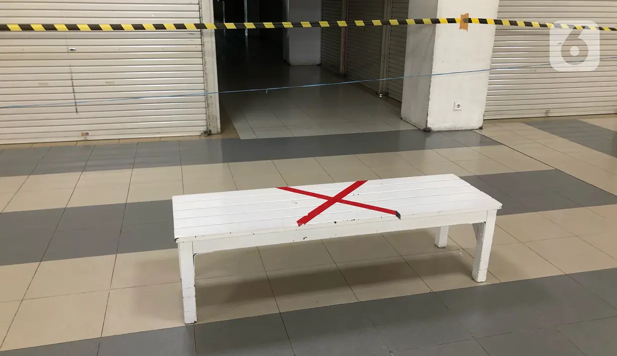 Penanda jaga jarak fisikterpasang pada bangku di salah satu pusat perbelanjaan di kawasan Depok, Jawa Barat, Kamis (4/6/2020). Pembukaan sejumlah mal di Depok akan dilakukan pada 16 Juni 2020, meski PSBB Depok berakhir pada hari ini. (Liputan6.com/Immanuel Antonius)