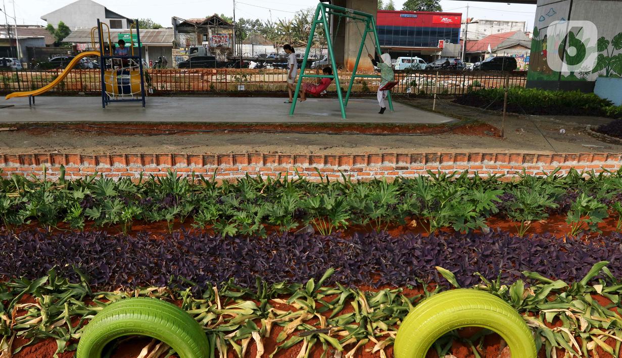 Anak-anak bermain ayunan dan perosotan di Taman Interaksi, kolong Tol Becakayu, kawasan Cipinang Melayu, Jakarta, Selasa (31/10/2023). (Liputan6.com/Herman Zakharia)