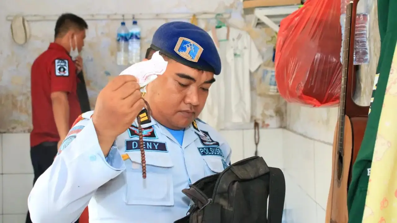 Petugas Lapas Banyuwangi menggeledah kamar tahanan untuk antisipasi adanya barang berbahaya yang disimpan para narapidana. (Istimewa)