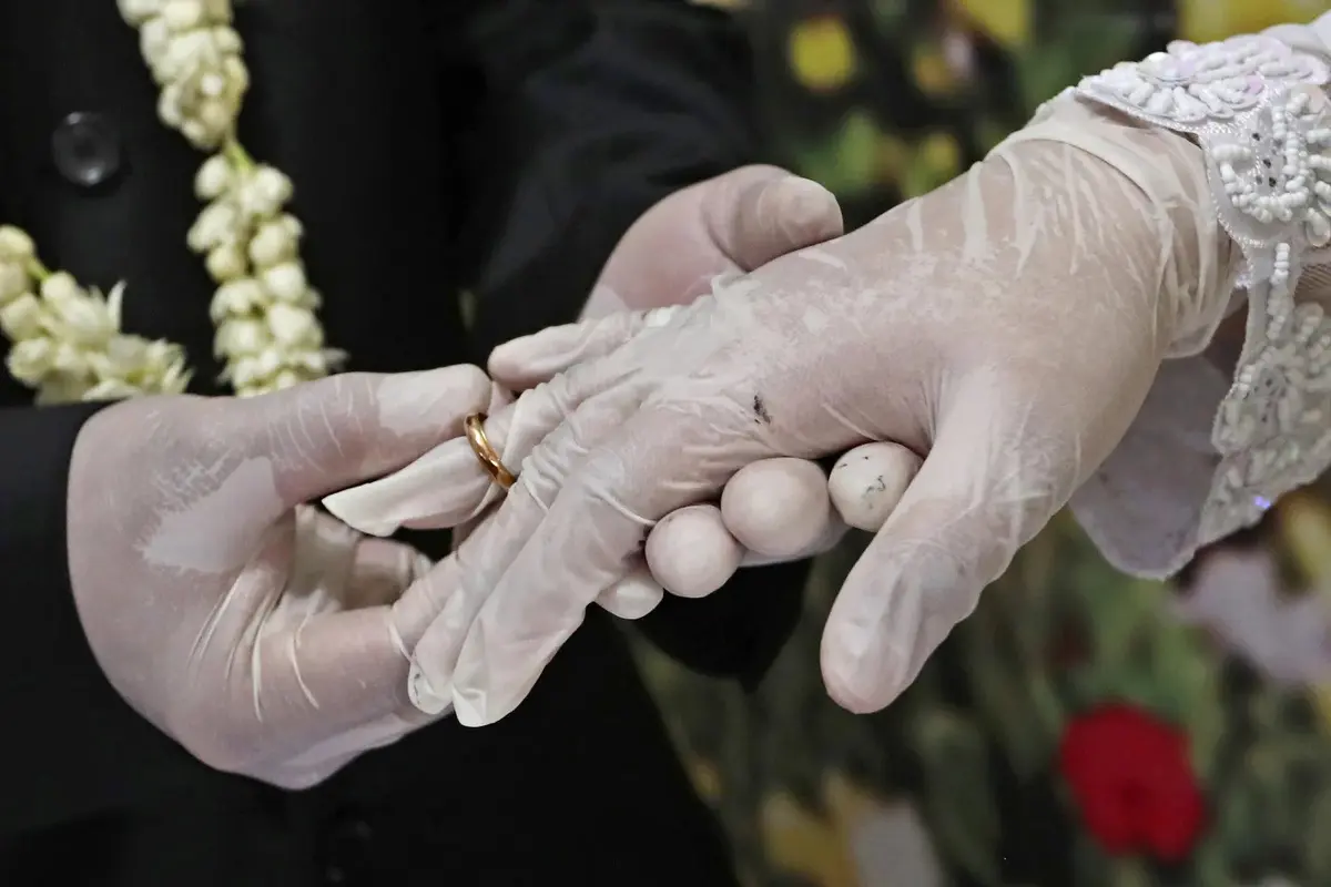 Ilustrasi pasangan pengantin yang menikah. (AP Photo/Tatan Syuflana)