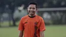 Pemain Persija Jakarta, Evan Dimas, tersenyum usai melakukan latihan di Lapangan Sutasoma, Jakarta, Rabu(28/1/2020). Gelandang Timnas Indonesia ini menjalani latihan terpisah karena masih pemulihan cedera. (Bola.com/M Iqbal Ichsan)