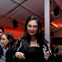 Luna Maya juga menjelaskan bahwa cantik memang berarti harus jadi diri sendiri. Saat mendandani dirinya, seorang wanita tidak perlu harus menjiplak orang lain agar menjadi cantik. (Andy Masela/Bintang.com)