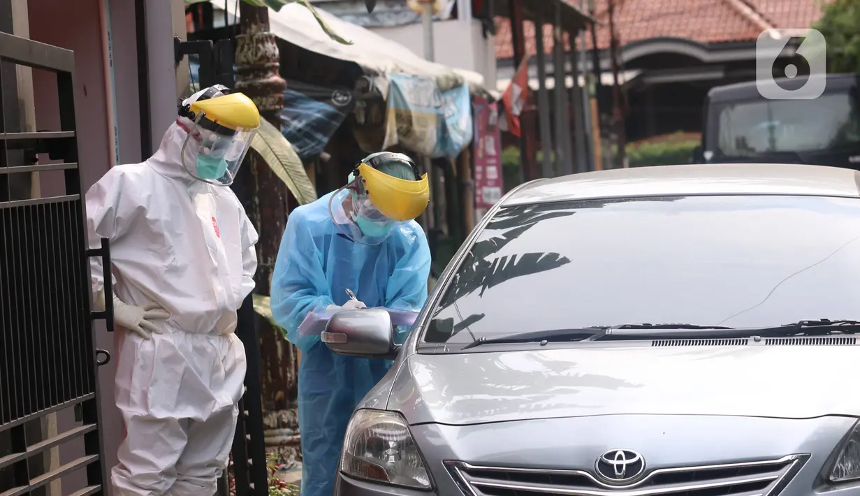 Petugas mengambil sampel spesimen saat swab test secara drive thru di halaman Laboratorium Kesehataan Daerah (LABKESDA) Kota Tangerang, Banten, Kamis (9/4/2020). Pemkot Tangerang melaksanakan swab test yang dilakukan untuk tenaga medis dan orang dalam pemantauan (ODP). (Liputan6.com/Angga Yuniar)