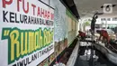 Petugas Penanganan Prasarana dan Sarana Umum (PPSU) Kelurahan Bali Mester menyelesaikan pembuatan mural di kolong Flyover Kampung Melayu, Jakarta, Selasa (7/3/2023). Pembangunan taman bermain tersebut bertujuan mengubah kolong flyover yang sebelumnya terkesan seram menjadi tempat interaksi warga sekitar sekaligus penataan kawasan. (merdeka.com/Iqbal S. Nugroho)