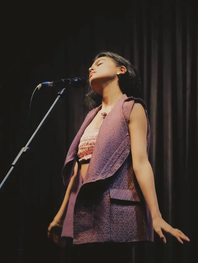 FOTO: Momen Eva Celia Bernyanyi di Atas Panggung, Tampil Menawan
