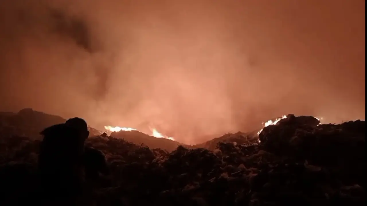 TPA Bakung terbakar hebat sejak Rabu petang hingga Kamis malam (5/12/2024). Foto : (Istimewa).
