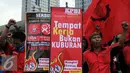 Buruh yang tergabung Konfederasi Persatuan Buruh Indonesia aksi keprihatinan di Bundaran Patung Kuda, Jakarta, Kamis (28/4/2016). Dalam aksinya, mereka menyerukan pemerintah seriusmenurunkan angka kecelakaan kerja. (Liputan6.com/Helmi Fithriansyah)