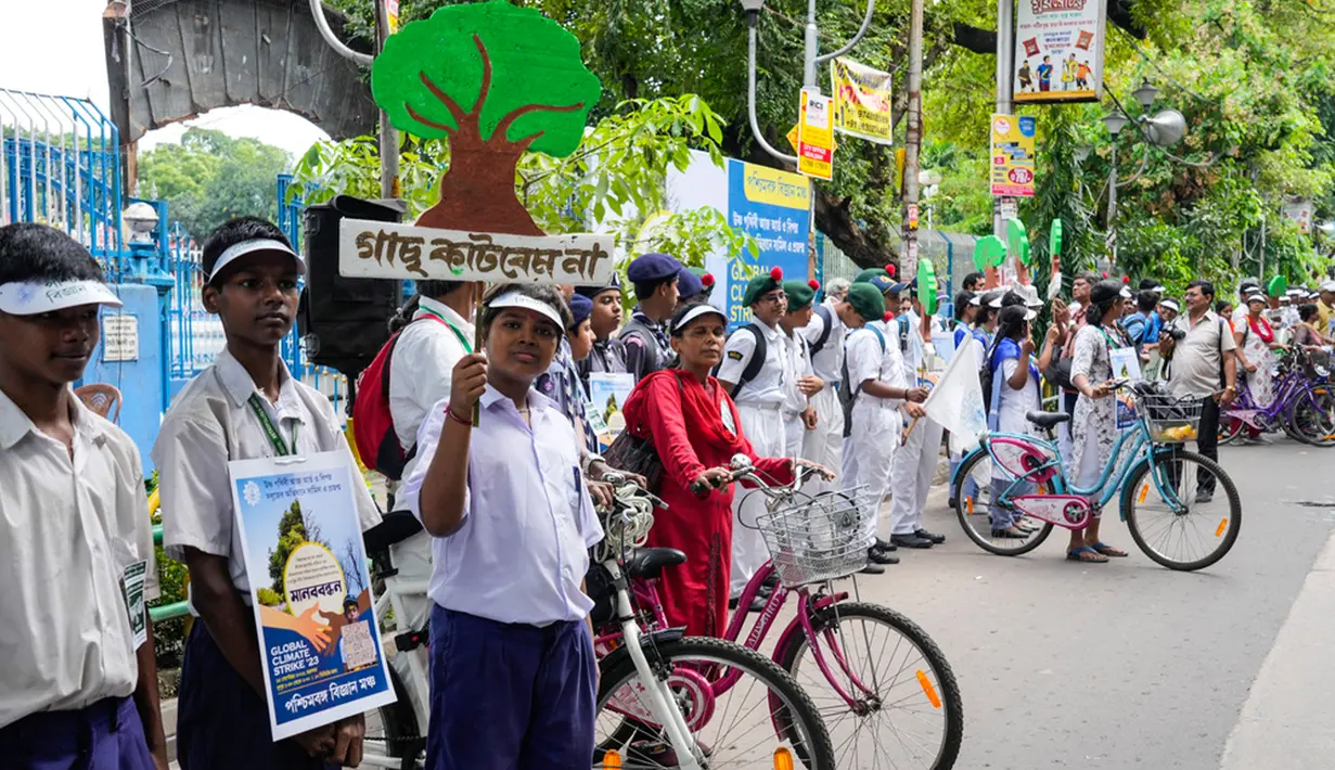 Siswa sekolah ikut serta dalam protes Global Climate Strike gerakan 'Jumat Untuk Masa Depan' di Kolkata, India, Jumat (15/9/2023). Pengorganisir aksi Global Climate Strike 2023 menyampaikan kepada Reuters bahwa mereka meminta pemerintah di dunia untuk segera mengakhiri subsidi minyak dan gas serta membatalkan rencana perluasan produksinya. (AP Photo/Bikas Das)