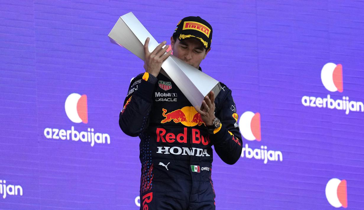 Posisi pertama Perez diraih ketika Max Verstappen mengalami crash dengan menabrak dinding saat tengah melaju di track lurus dan berhasil ia pertahankan di garis finish. Saat ini ia berada di urutan ke-3 klasemen sementara F1 usai GP Azerbaijan. (Foto: AP/Darko Vojinovic)