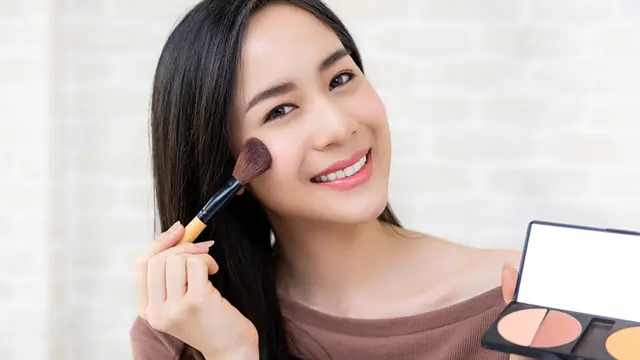 Dapatkan Makeup Lebih Glowing dengan 3 Langkah Mudah Memakai Highlighter