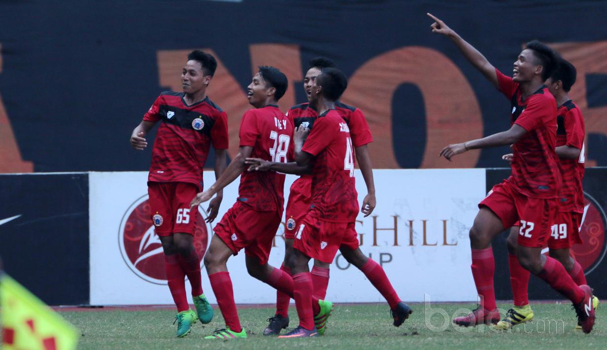 Para pemain Persija Jakarta U-19  merayakan gol saat melawan Sriwijaya FC U-19 pada laga perdana Liga 1 U-19 di Stadion Patriot, Bekasi, Sabtu (8/7/2017). Persija U19 bermain imbang 1-1. (Bola.com/Nicklas Hanoatubun)