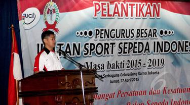Ketua Umum PB Ikatan Sport Sepeda Indonesia (ISSI), Raja Sapta Oktohari memberikan kata sambutan usai pelantikan PB ISSI Masa Bakti 2015-2019 di Gedung Serba Guna Senayan, Jakarta, Jumat (17/4/2015). (Liputan6.com/Helmi Afandi)