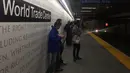 Penumpang menunggu kedatangan kereta bawah tanah di subway Cortlandt Street station, New York, Minggu (9/9). Stasiun kereta bawah tanah New York City akhirnya dibuka lagi  sejak hancur 17 tahun lalu dalam serangan 9/11 pada 2001. (AFP/Thomas URBAIN)