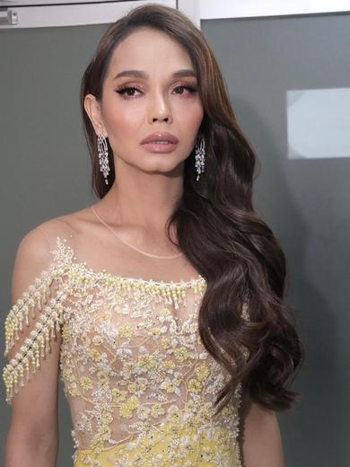Bunda Corla ketika dirias oleh make-up artist Mascrow Gilang (Foto: Instagram manscrow_gilang)