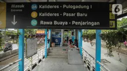 Korban banjir mengungsi di Halte Transjakarta Dispenda Samsat Barat, Jakarta Barat, Jumat (3/1/2020). Para korban terpaksa mengungsi ke halte tersebut akibat kurangnya posko pengungsian di sekitar lokasi terdampak banjir. (Liputan6.com/Faizal Fanani)