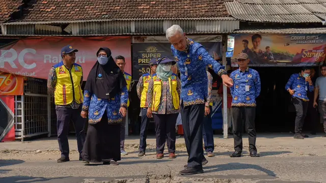 Gubernur Jawa Tengah Ganjar Pranowo meminta jalur alternatif Demak-Semarang yang rusak segera diperbaiki. Di antaranya jalan kabupaten yang berlubang di Desa Pulosari, Karangtengah, Demak. (Istimewa)