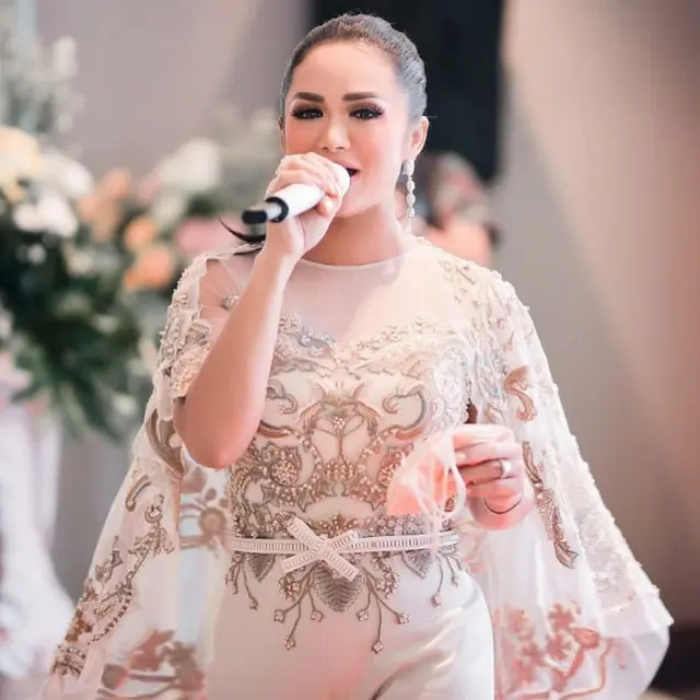 5 Gaya Krisdayanti saat di Atas Panggung, Selalu Tampil Memukau