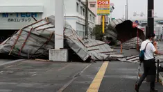 Atap garasi bengkel mobil jatuh di trotoar pejalan kaki setelah topan Haishen melanda Fukuoka, barat daya Jepang, Senin (7/9/2020). Topan yang merupakan badai kuat kedua yang melanda wilayah tersebut dalam sepekan ini menyebabkan sejumlah orang terluka dan banyak bangunan rusak. (Kyodo News via AP)