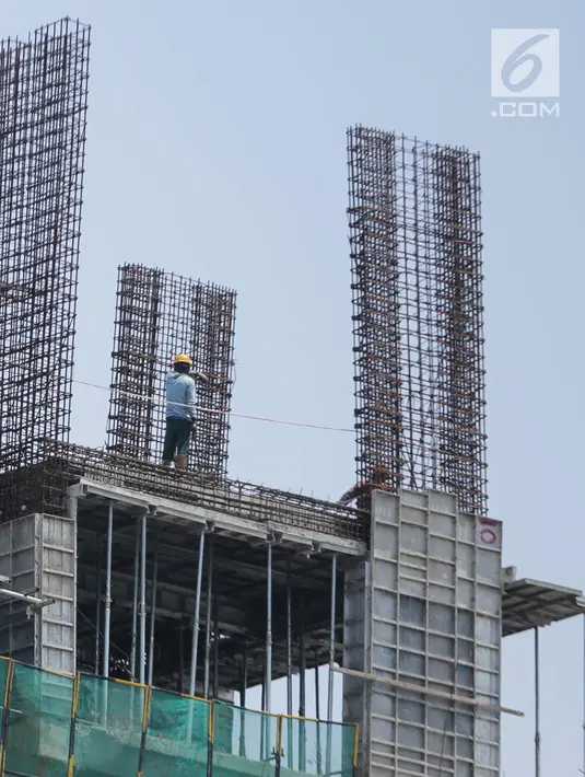 Pekerja menyelesaikan pembangunan gedung di kawasan Ampera, Jakarta, Kamis (4/4). Kementerian Pekerjaan Umum dan Perumahan Rakyat (PUPR) terus meningkatkan kompetensi pekerja di bidang konstruksi dengan mempercepat sertifikasi tenaga kerja. (Liputan6.com/Faizal Fanani)