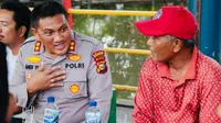 Kapolres Kepulauan Meranti AKBP Andi Yul berkumpul dengan warga untuk mendengar keluhan terhadap pelayanan kepolisian. (Liputan6.com/M Syukur)