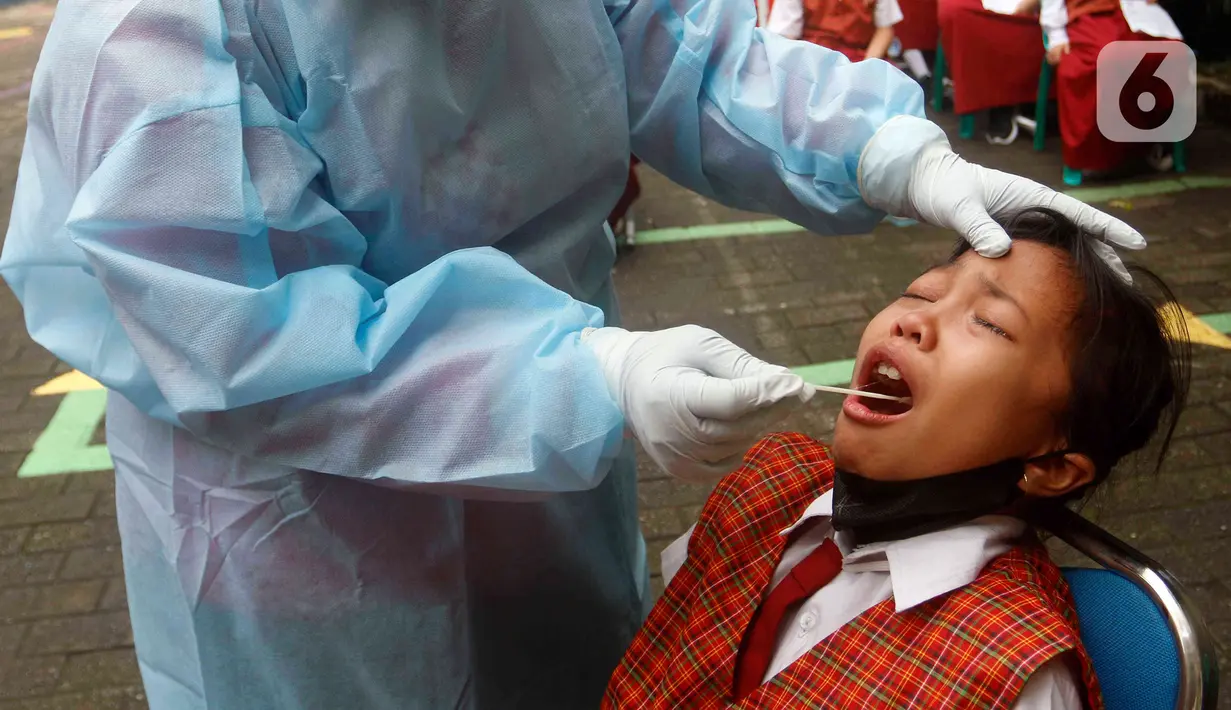 Seorang siswa menjalani tes usap PCR di SDN Sudimara Barat 5, Kota Tangerang, Banten, Rabu (12/1/2022). Tes usap dilakukan untuk mengantisipasi penyebaran COVID-19 di sekolah setelah dimulainya pembelajaran tatap muka kapasitas kelas 100 persen di Kota Tangerang. (Liputan6.com/Angga Yuniar)