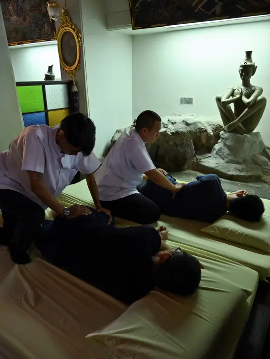 Gambar pada 3 Desember 2019, wisatawan melakukan pijat di pusat pijat tradisional Thailand di kompleks Wat Pho, Bangkok. Pijat tradisional Thailand, Nuad Thai, bersaing mendapatkan tempat dalam daftar Warisan Budaya Nonbenda UNESCO pada pertemuan 9-14 Desember di Bogota. (Romeo GACAD/AFP)