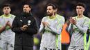 Para pemain Manchester City menghampiri para penggemar usai hasil imbang 3-3 kontra Everton pada laga pekan ke-35 Premier League, Selasa (05/05/2026) dini hari WIB. (AFP/Peter Powell)