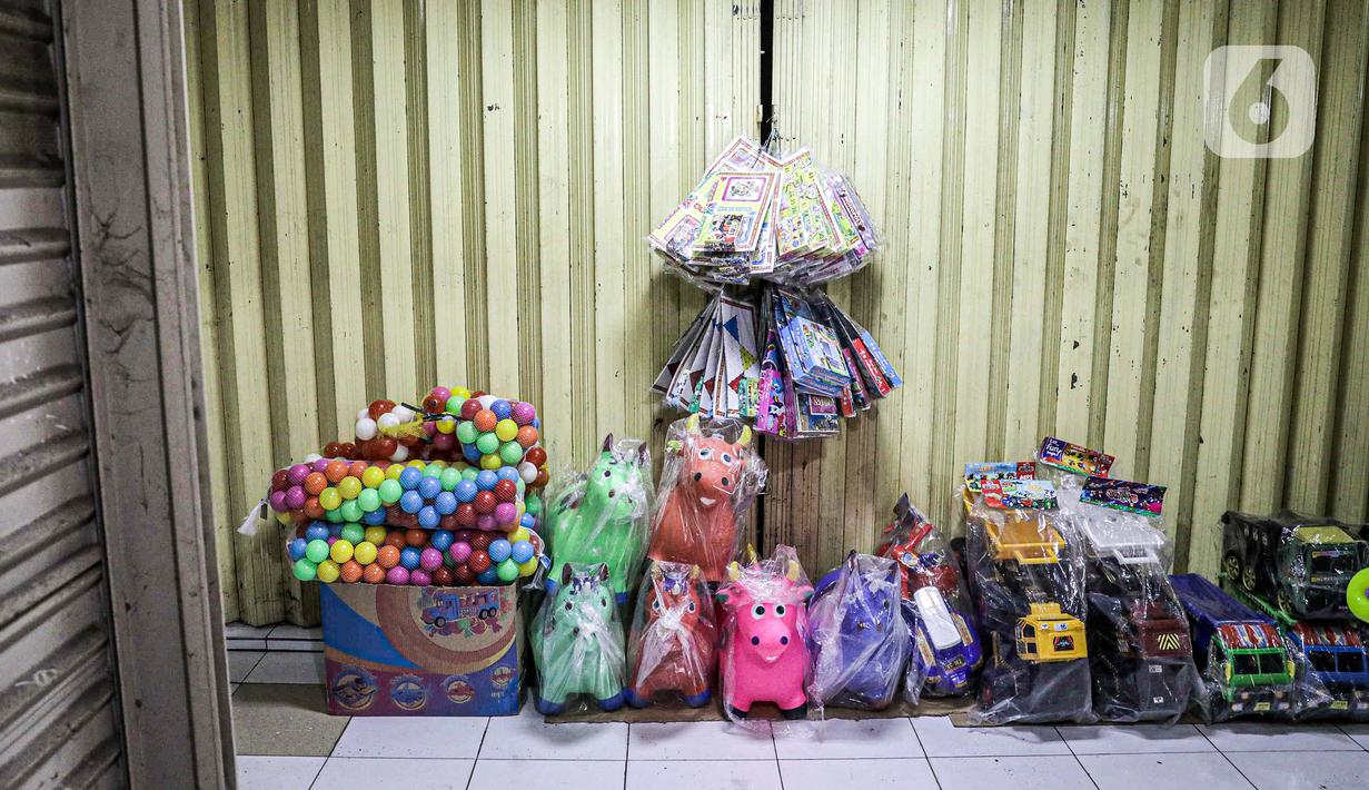 Suasana lapak di Pasar Gembrong Baru, Cipinang, Jakarta, Jumat (25/9/2020). Para pedagang mengatakan akibat pandemi covid-19 ini omzetnya turun hingga 80 persen, mereka pun berharap masih diperbolehkan berjualan meski PSBB Jakarta kembali diperpanjang. (Liputan6.com/Faizal Fanani)