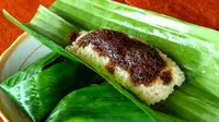 Nasi pulo, makanan sejenis lemper ini hanya bisa ditemui di Pulau Manado Tua. Harganya hanya Rp 1.500 per buah. (Liputan6.com/Yoseph Ikanubun)