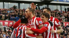 Pemain Stoke City, Marko Arnautovic merayakan gol bersama  rekannya saat menjamu Manchester City di Stadion Britania, Sabtu (5/12/2015).  (Reuters/Phil Noble)