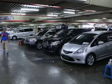 Calon pembeli saat mencari mobil bekas di kawasan WTC Mangga Dua, Jakarta, Jumat (10/6). Pada bulan puasa dan menjelang lebaran Penjualan mobil saat ini belum  mengalami kenaikan harga. (Liputan6.com/Angga yuniar)