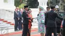 Presiden Jokowi bersama Ibu Negara Iriana Jokowi bersalaman dengan Ratu Denmark Margrethe II saat melakukan kunjungan kenegaraan di Istana Merdeka, Jakarta, Kamis (22/10/2015). (Liputan6.com/Faizal Fanani)