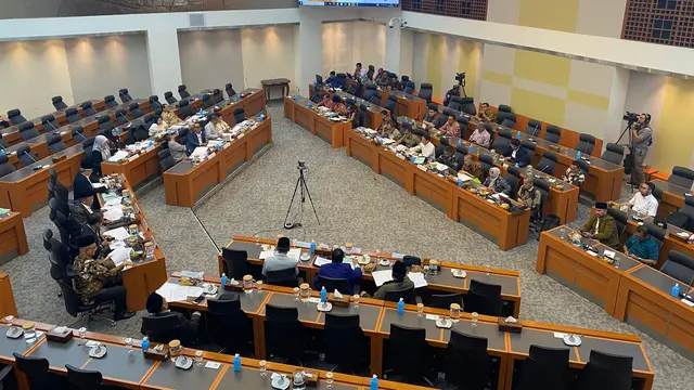 Komisi VIII Dewan Perwakilan Rakyat (DPR) menggelar rapat dengar pendapat dengan Dirjen Penyelengaraan Haji dan Umroh Kementerian Agama, Kamis (2/1/2025). Rapat dengar pendapat digelar untuk membahas penyelengaraan haji tahun 2025.