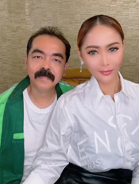 Diakui Inul Daratista, mencari suami seperti Adam Suseno tak mudah. Di mata Adam Suseno, mencari pasangan seperti Inul Daratista tak segampang membalik telapak tangan. “Kita terus belajar setiap hari dr kekurangan masing2. Kita terus benahi dr yg salah2 kemaren agar terjaga,” pungkasnya seraya melantun doa bisa menua bersama Adam. (Foto: Dok. Instagram @inul.d)