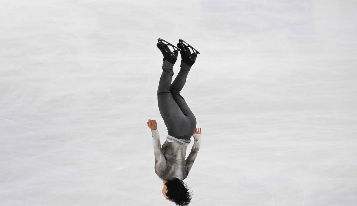 Adam Siao Him Fa dari Prancis tampil dalam Men's Free Skating pada Kejuaraan Grand Prix Prancis ISU 2025 di Angers, Prancis, pada 19 Oktober 2025. (JEAN-FRANCOIS MONIER/AFP)