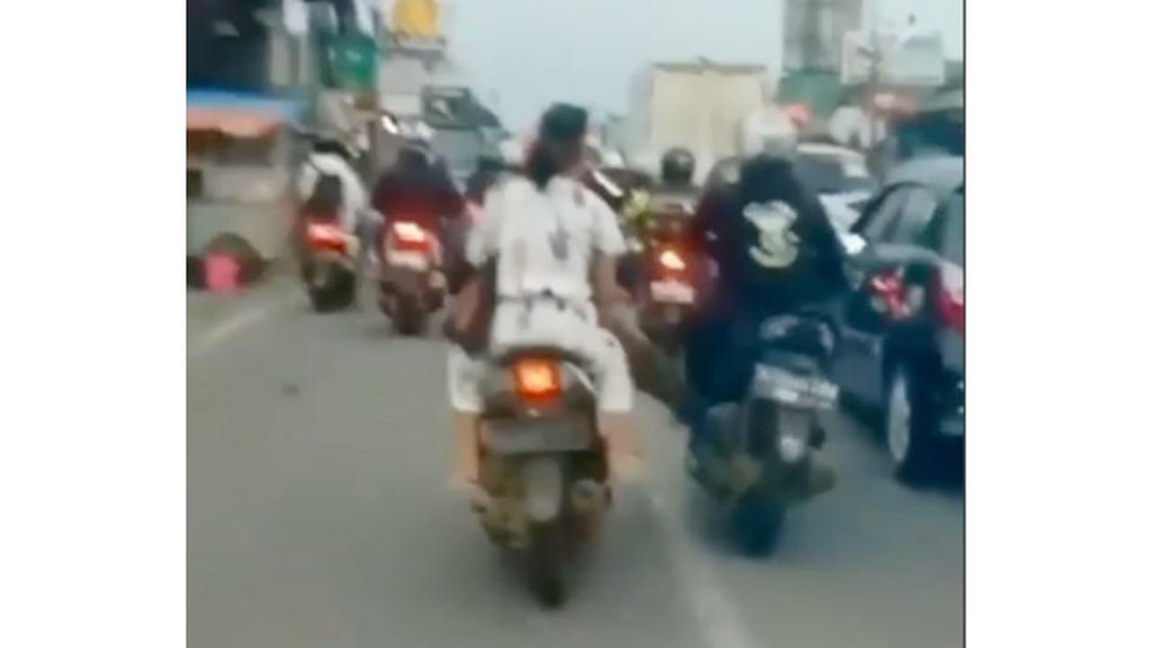 Pengendara Motor Tidak Terima Saat Disuruh Minggir Oleh Ambulans