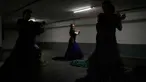 Sekelompok siswa flamenco menari di garasi parkir bawah tanah setelah kelas studio mereka terganggu oleh sirene serangan udara yang memperingatkan datangnya rudal dari Iran, di Tel Aviv, Israel, Senin 30 Maret 2026. (AP Photo/Ohad Zwigenberg)