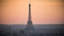 Pemandangan Menara Eiffel yang diselimuti kabut polusi, Paris, Prancis (3/12). Sebelumnya, Prancis menerapkan aturan mengurangi jumlah mobil dengan cara menyiapkan kendaraan transit umum gratis guna menekan polusi udara. (AFP/Lionel Bonaventure)