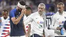 Kepala Olivier Giroud berdarah setelah mengalami benturan dengan pemain Amerika pada laga uji coba di Groupama stadium, Decines, Lyon (9/6/2018). Prancis dan Amerika bermain imbang 1-1. (AP/Laurent Cipriani)